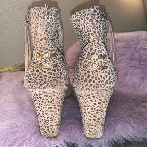 Toms 9.5W side zip cheetah print suede ankle boots - Picture 6 of 14
